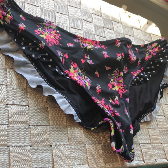 Victoria’s Secret ruffled and cheeky bikini - Picture 7 of 7